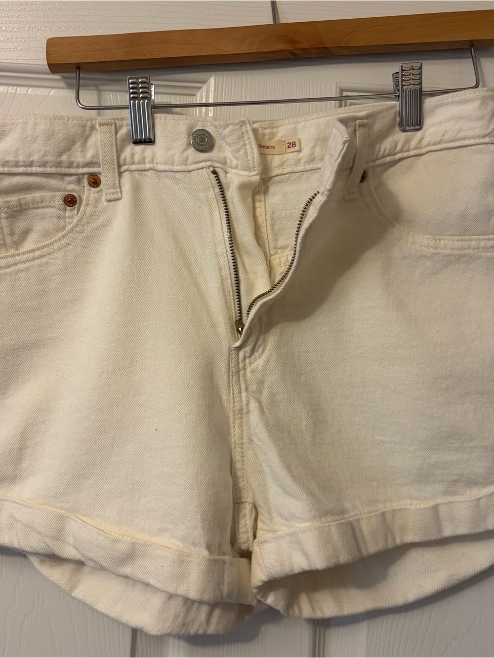 Levi's Cream/White High-Rise ‘Mom’ Shorts
